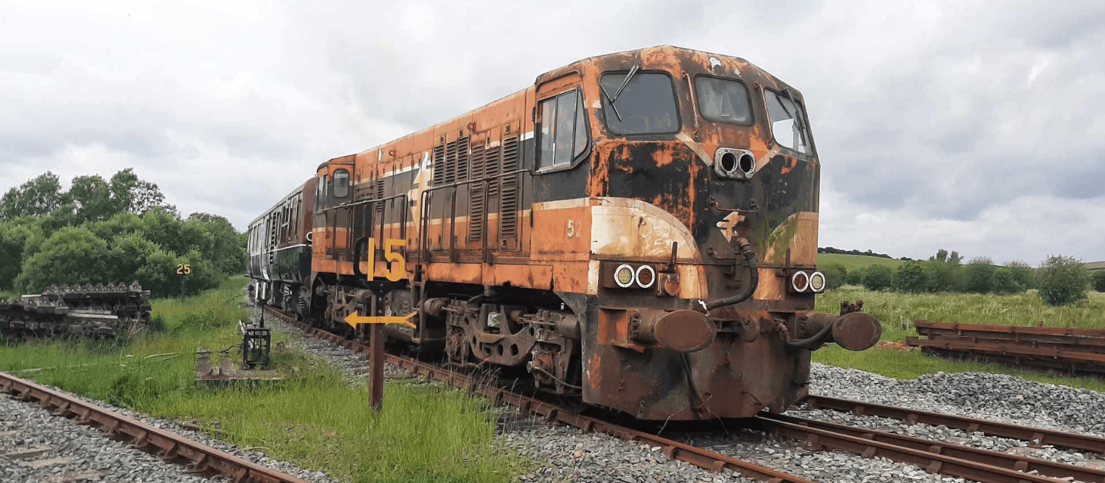141 class loco 152 is shunted by 80 class railcar 69 at Downpatrick.